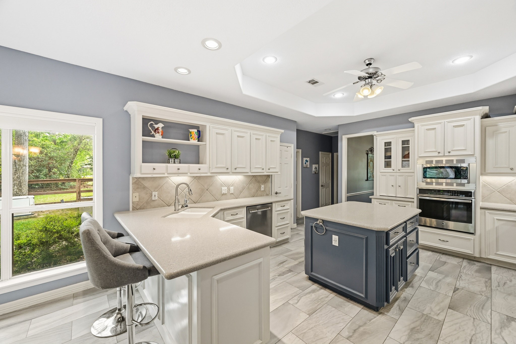 11995 White Oak Crossing Conroe, TX 77385 - Photo 8 of 44 a kitchen with a stove a refrigerator and a sink