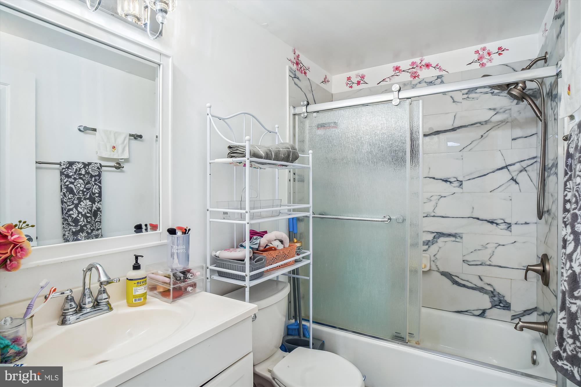 18605 Glen Willow Way Germantown, MD 20874 - Photo 38 of 66 Upper level full bathroom in hallway landing area.