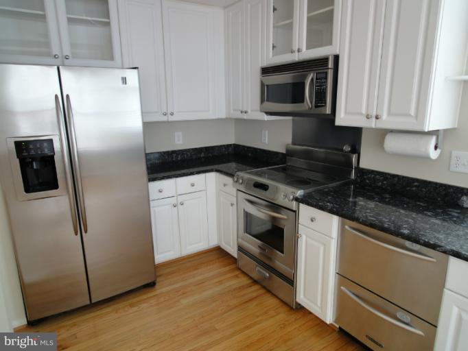 8008 Readington Court Springfield, VA 22152 - Photo 19 of 25 Kitchen