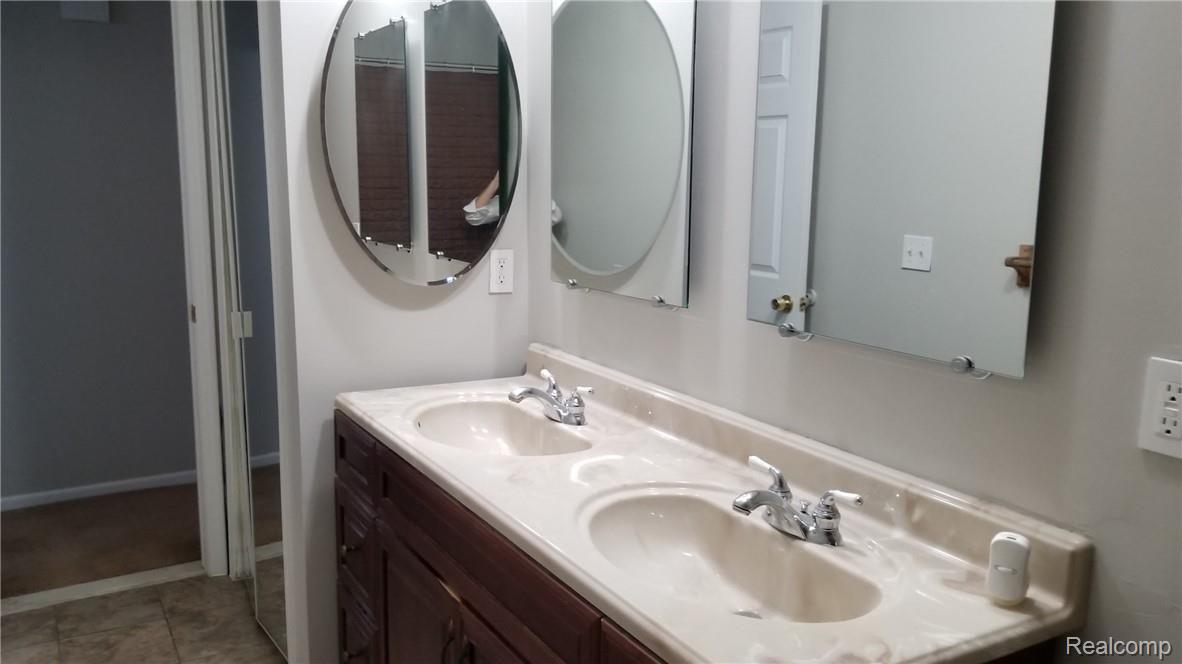 12173 Inkster Road Livonia, MI 48150 - Photo 16 of 26 20180914_163500.jpg