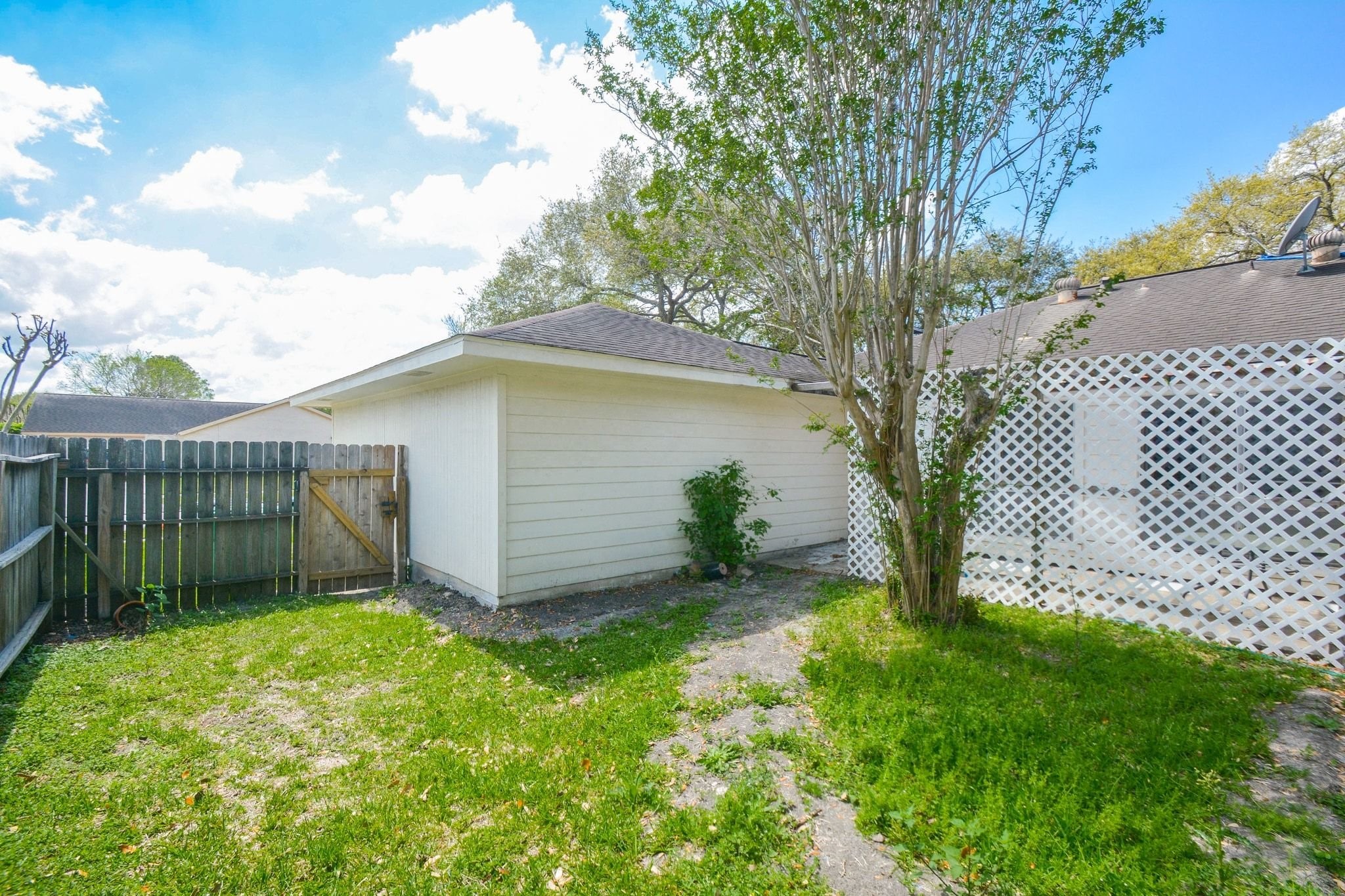 10811 Vickijohn Court Houston, TX 77071 - Photo 19 of 20 a backyard of a house with lots of green space
