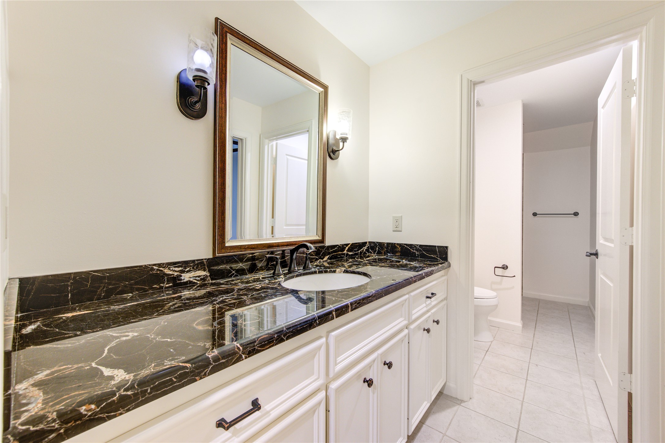 4615 Laurel Street Bellaire, TX 77401 - Photo 31 of 48 Adjacent bathroom that also has door to hallway for access to entertainment bar and gameroom