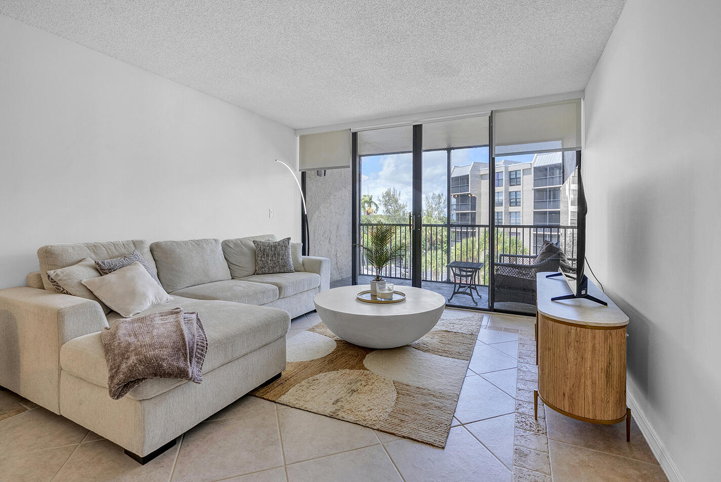 21 Royal Palm Way, Unit 405 Boca Raton, FL 33432 - Photo 13 of 57 Living Area