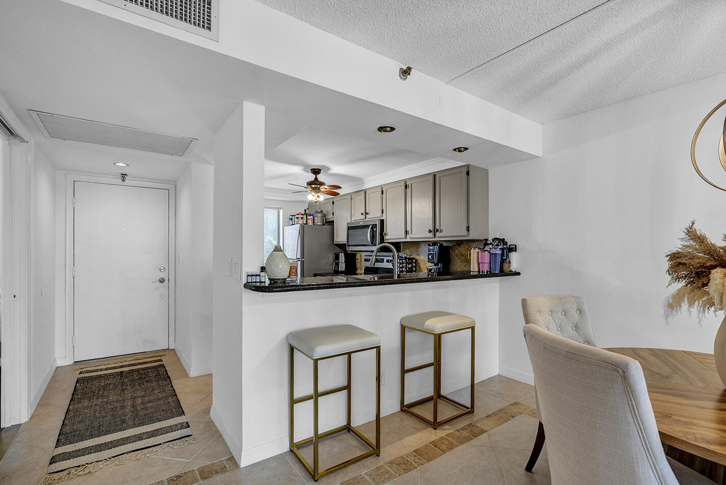 21 Royal Palm Way, Unit 405 Boca Raton, FL 33432 - Photo 29 of 57 Kitchen/Bar Area