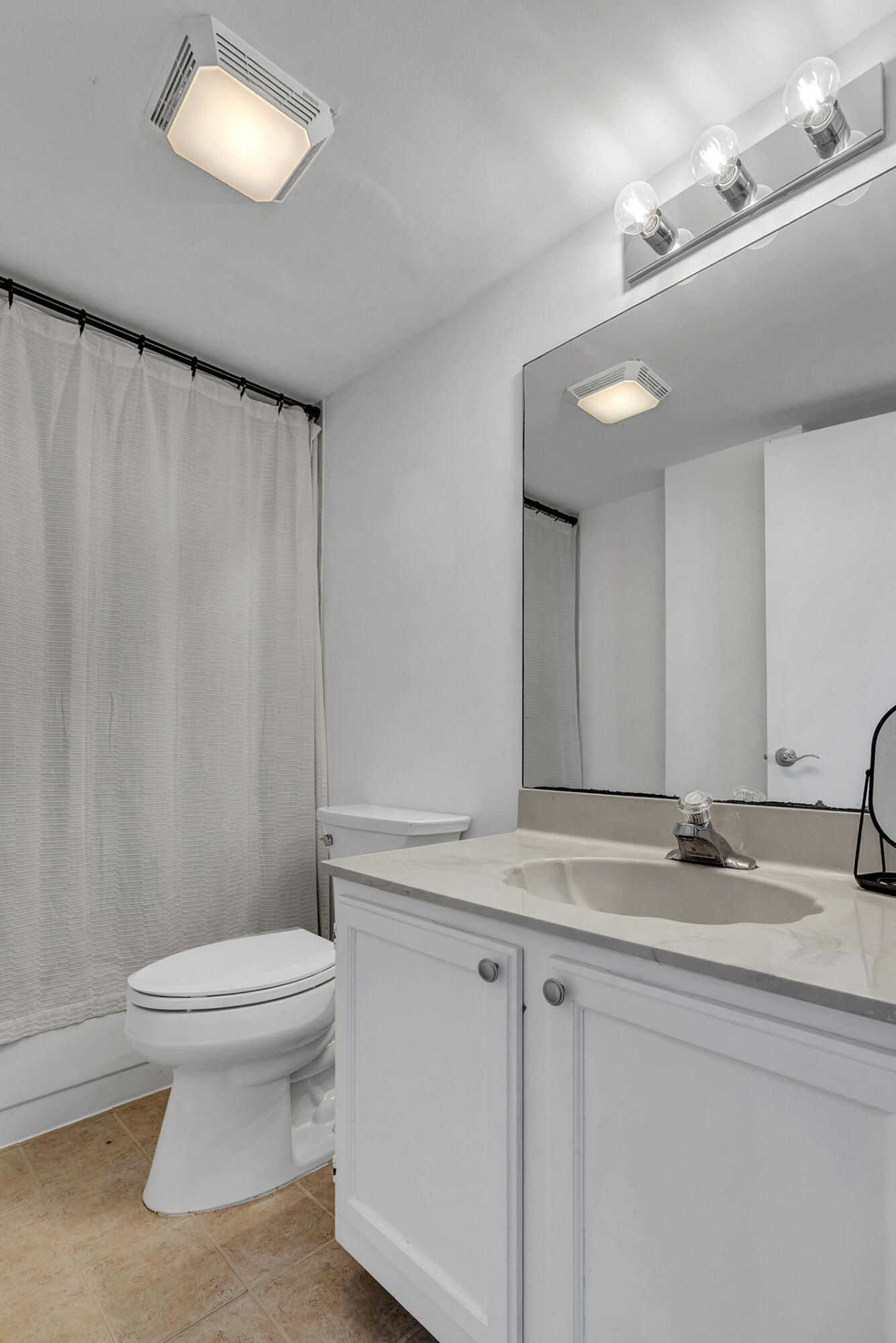 21 Royal Palm Way, Unit 405 Boca Raton, FL 33432 - Photo 38 of 57 Second Bathroom