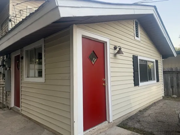 $1,100 | 417 South Commerce Street, Unit B, Lockhart, TX 78644