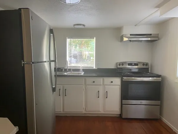 $1,100 | 417 South Commerce Street, Unit B, Lockhart, TX 78644