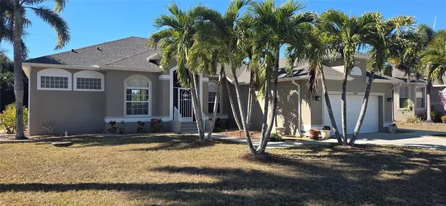 a view of a house with backyard and trees