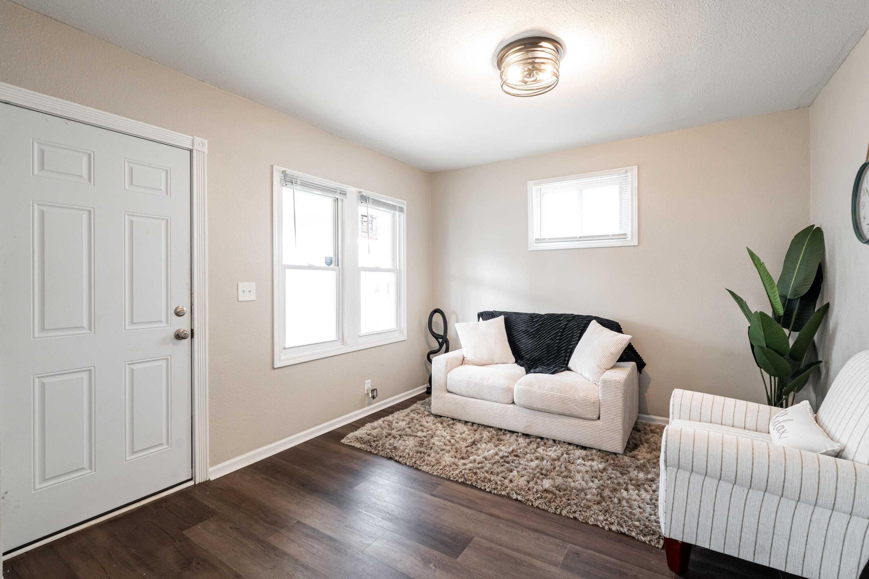 4842 North 26th Street Milwaukee, WI 53209 - Photo 2 of 16 living room