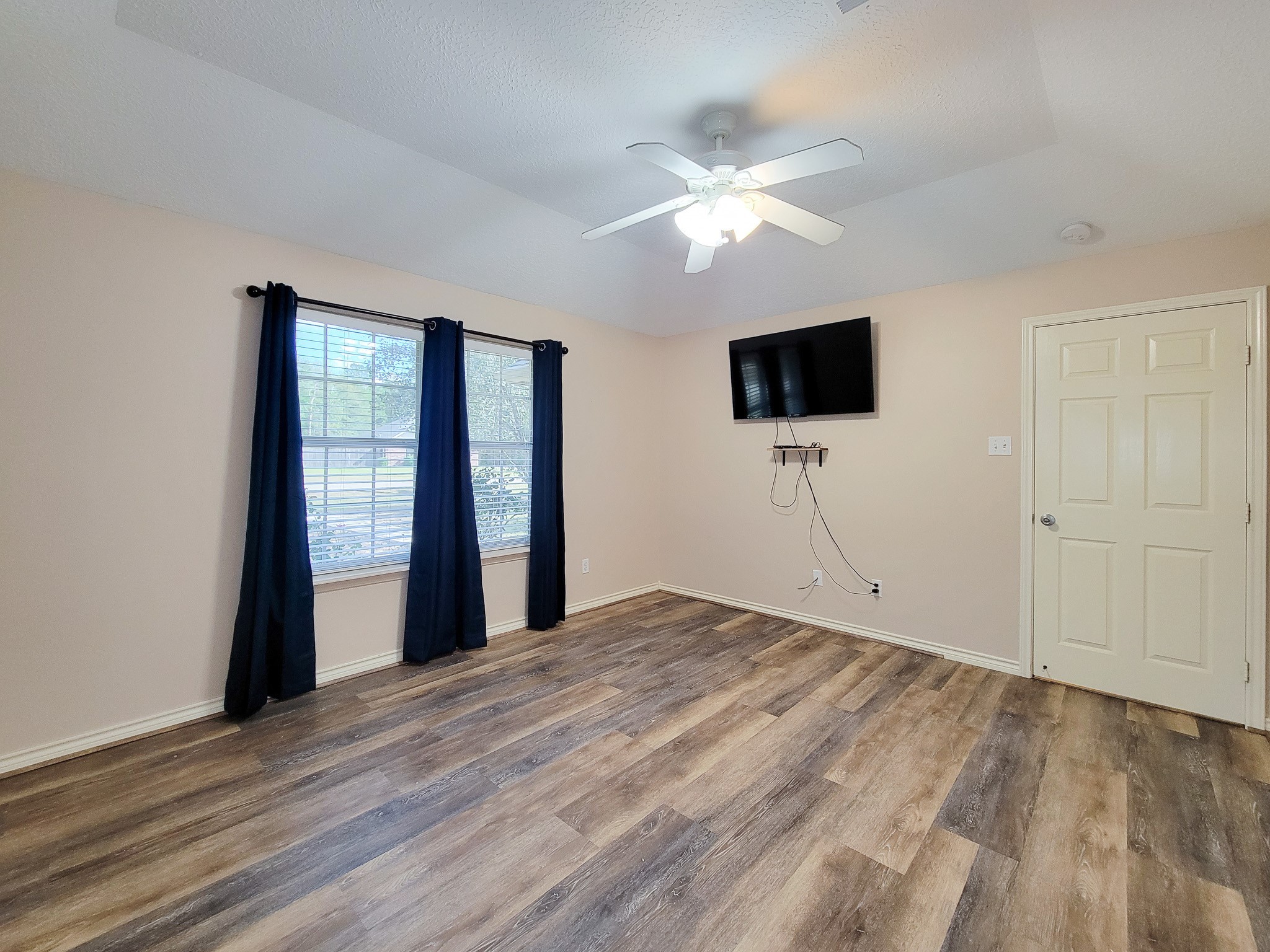 1000 Shell Avenue Cleveland, TX 77327 - Photo 10 of 34 a bedroom with a bed and a flat screen tv