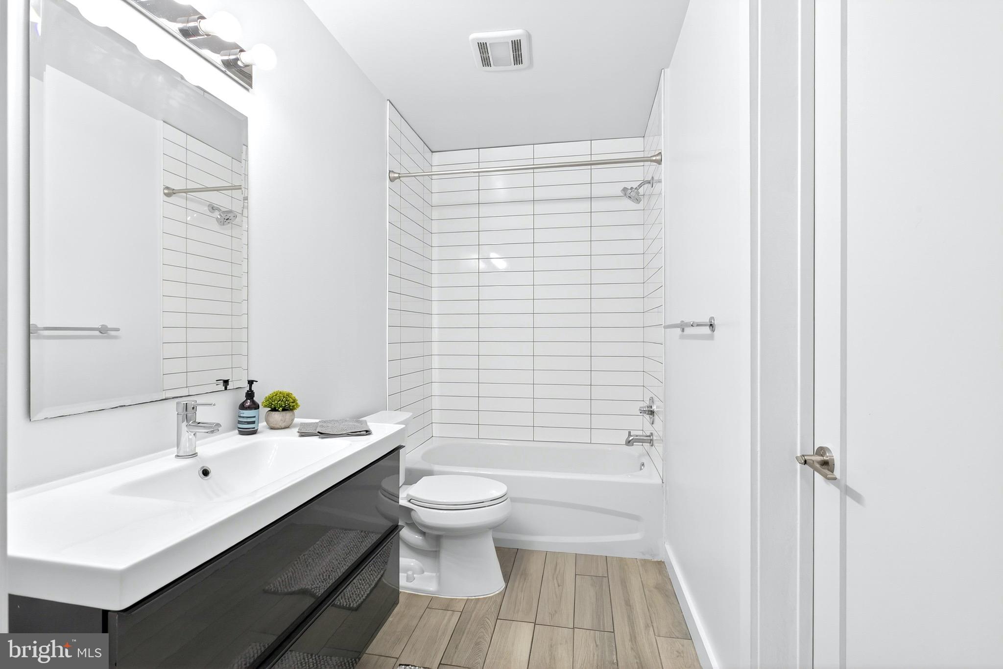 700 Roeder Road, Unit 104 Silver Spring, MD 20910 - Photo 11 of 15 Modern Bathroom