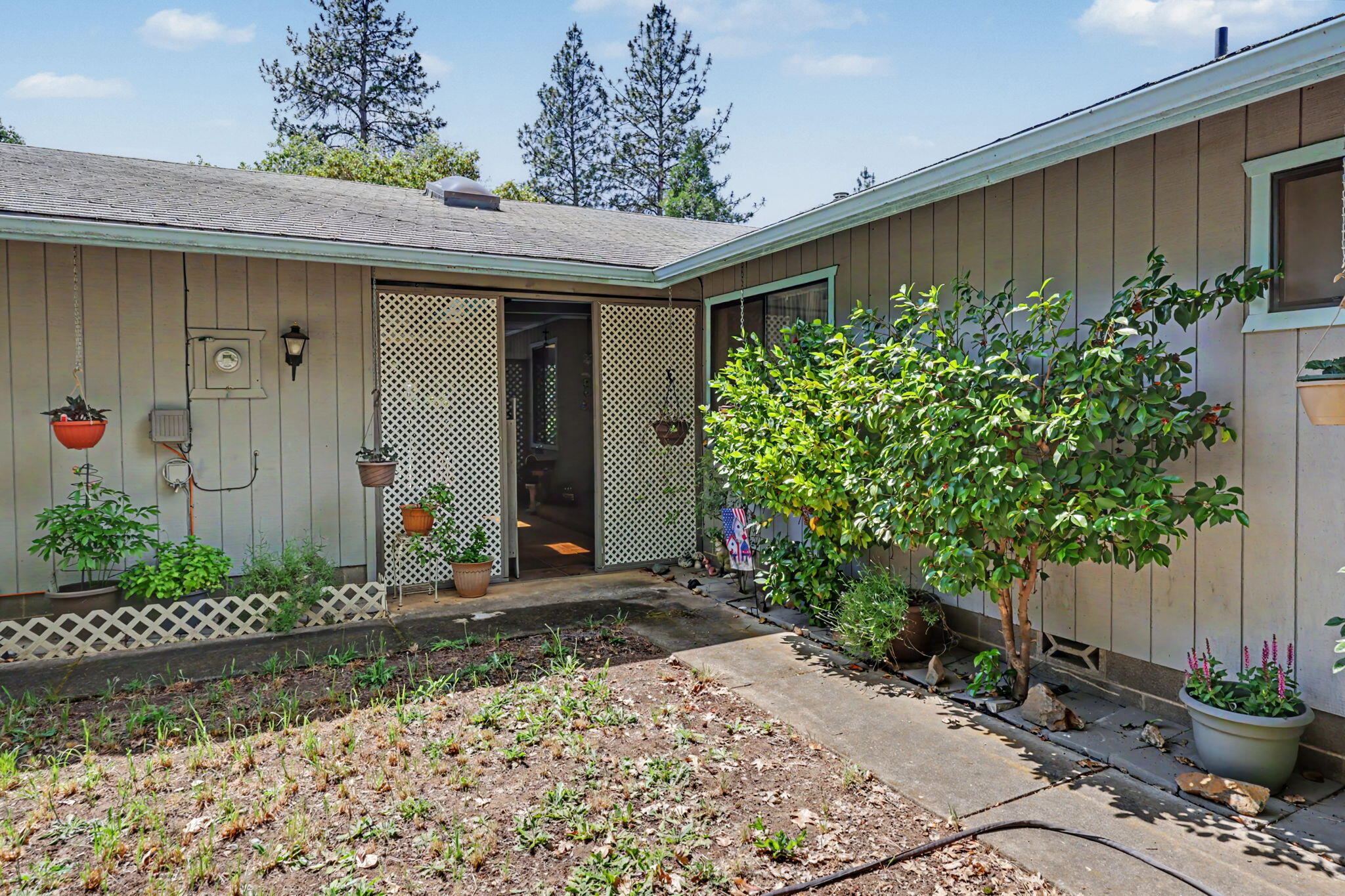 758 Summit Loop Grants Pass, OR 97527 - Photo 8 of 40