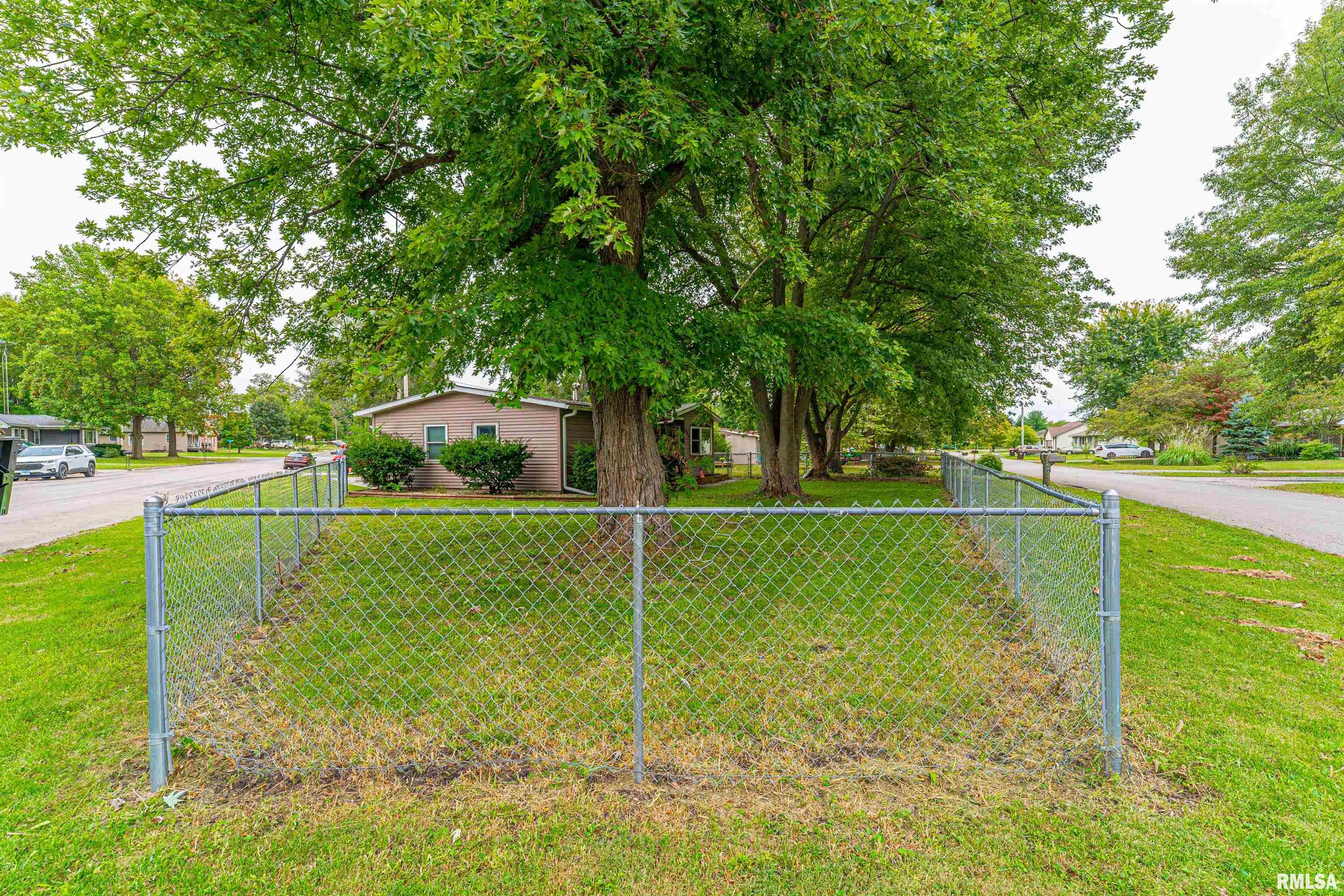 802 Bryan Avenue Lincoln, IL 62656 - Photo 3 of 22