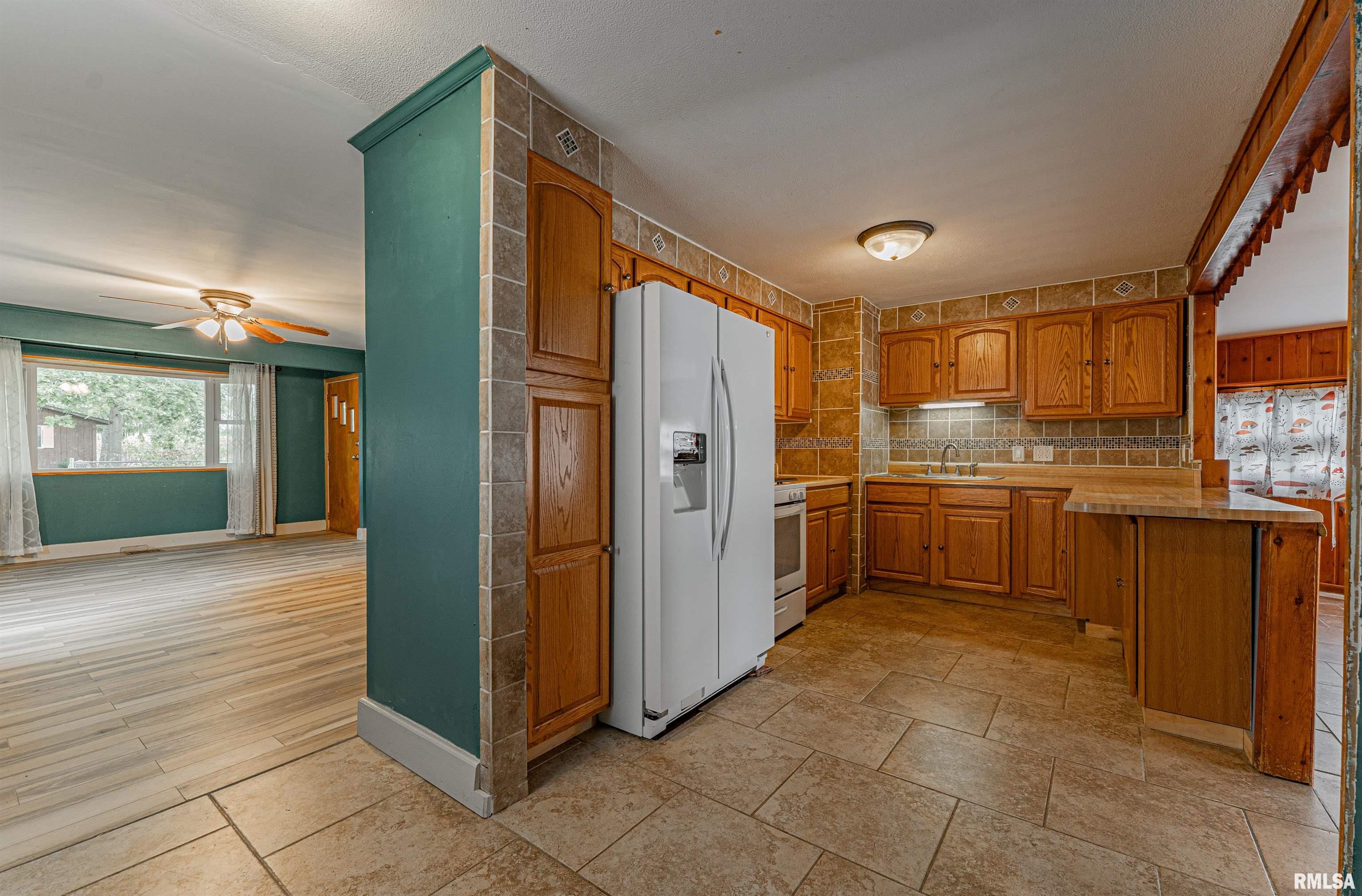 802 Bryan Avenue Lincoln, IL 62656 - Photo 6 of 22