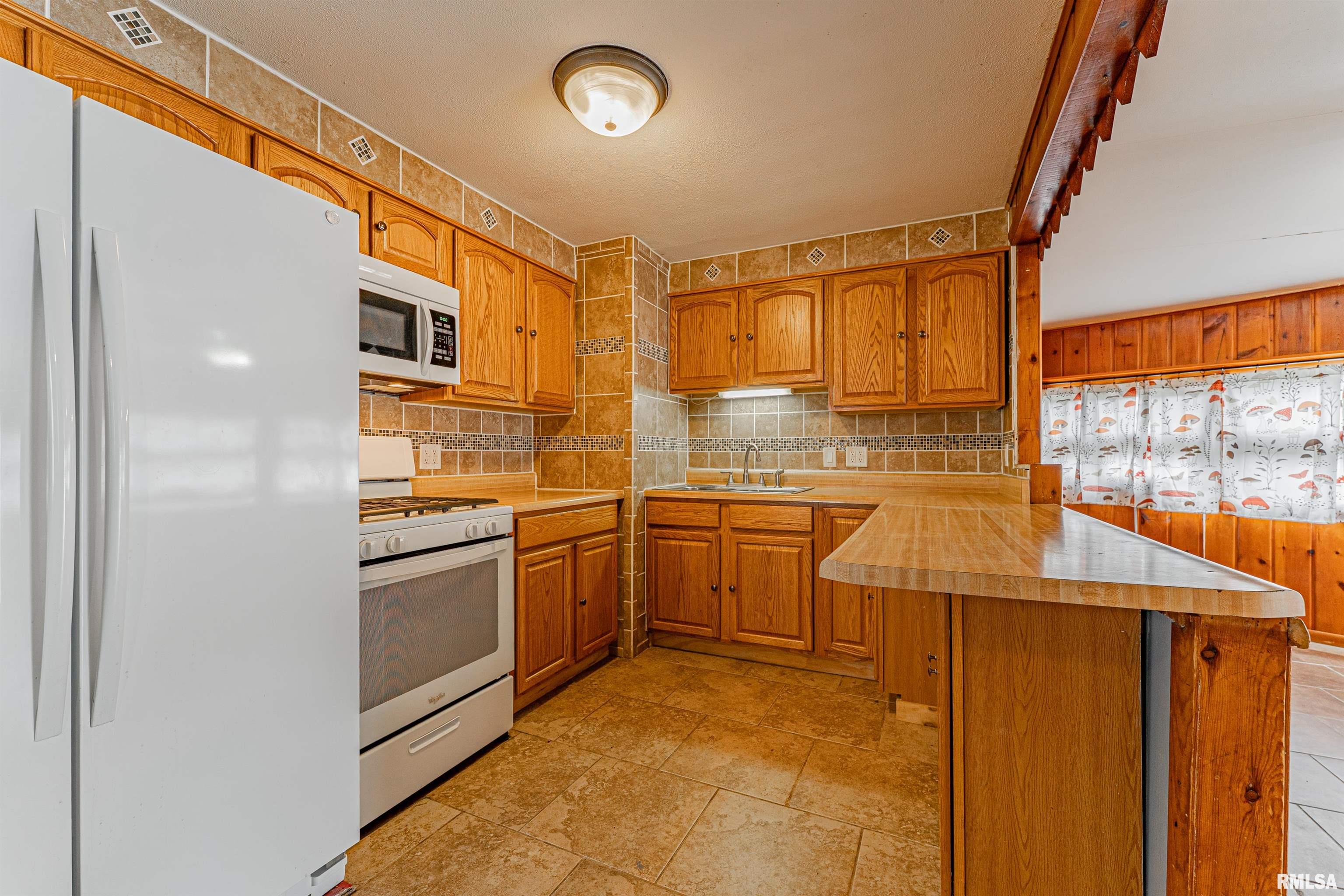 802 Bryan Avenue Lincoln, IL 62656 - Photo 7 of 22