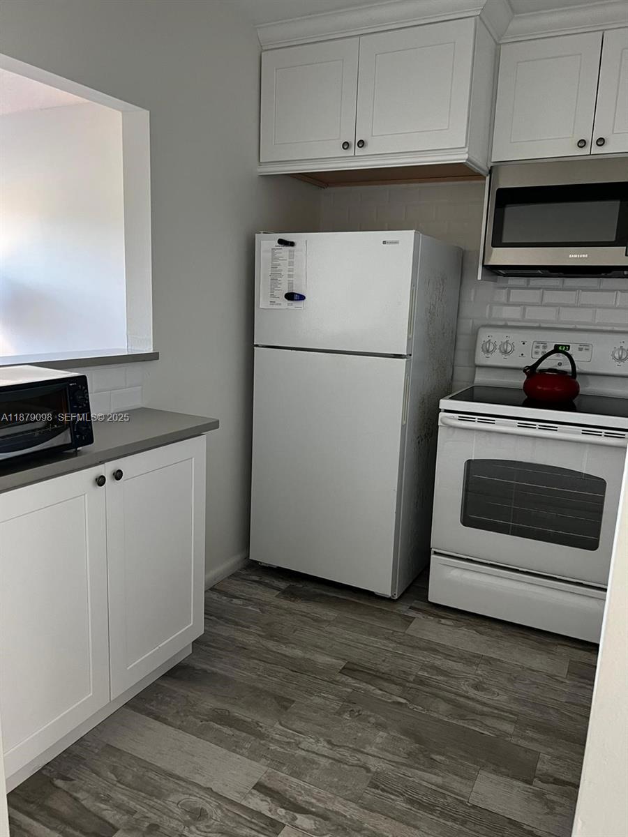 22 Brighton A, Unit 22 Boca Raton, FL 33434 - Photo 5 of 12 a kitchen with appliances and cabinets