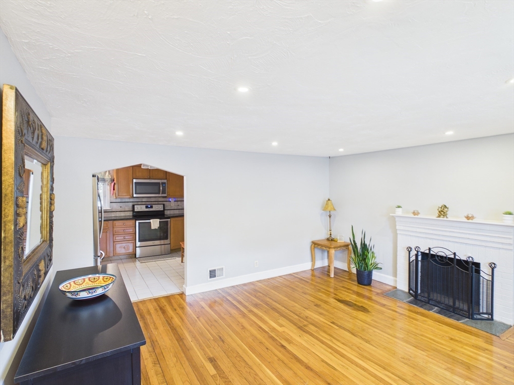41 Essex Road Sharon, MA 02067 - Photo 5 of 42