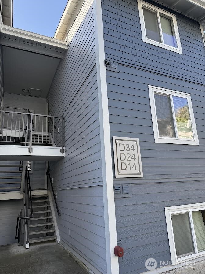 2411 South 248th Street, Unit D24 Kent, WA 98032 - Photo 4 of 21 a view of a brick wall and stairs