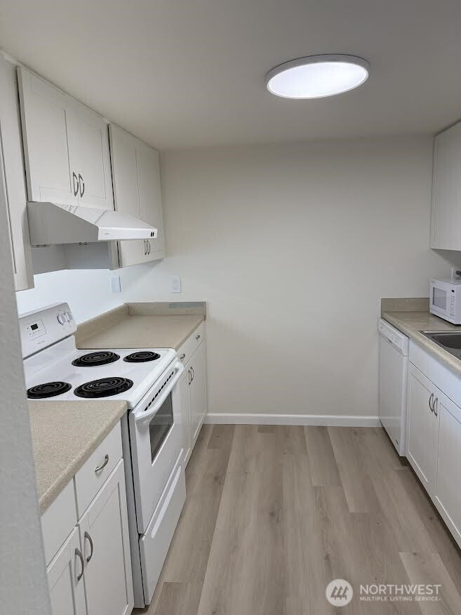 2411 South 248th Street, Unit D24 Kent, WA 98032 - Photo 10 of 21 a kitchen with a stove and a sink