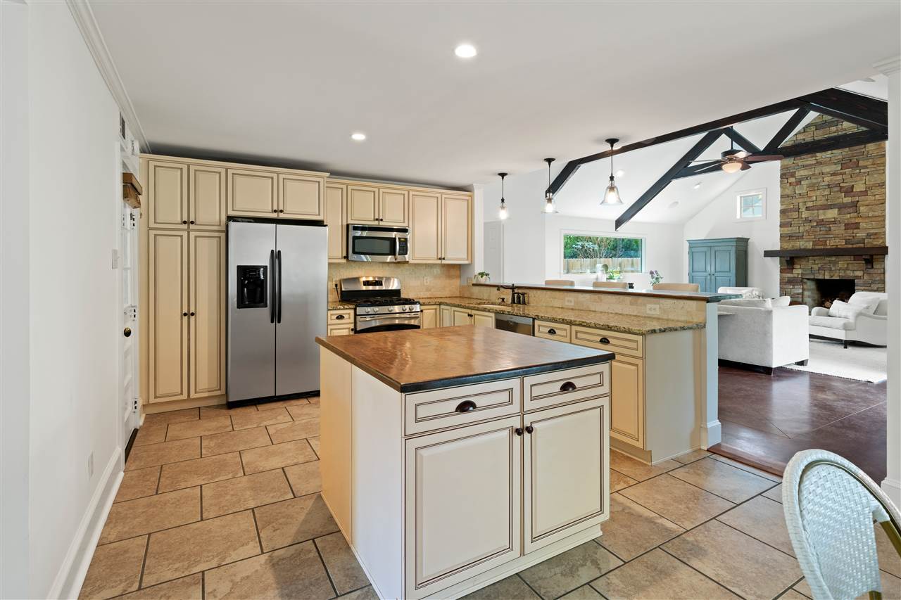 4165 Barfield Road Memphis, TN 38117 - Photo 7 of 24 Totally Updated Kitchen to DIE for! Island and Breakfast Bar with Wood Counters, 5-Burner Gas Range/Oven, Stainless Bosch Dishwasher, Farm Sink and 20 Cabinets + WOW Pantry!