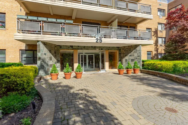 $318,000 | 25 Park Place, Unit 2G, Great Neck, NY 11021