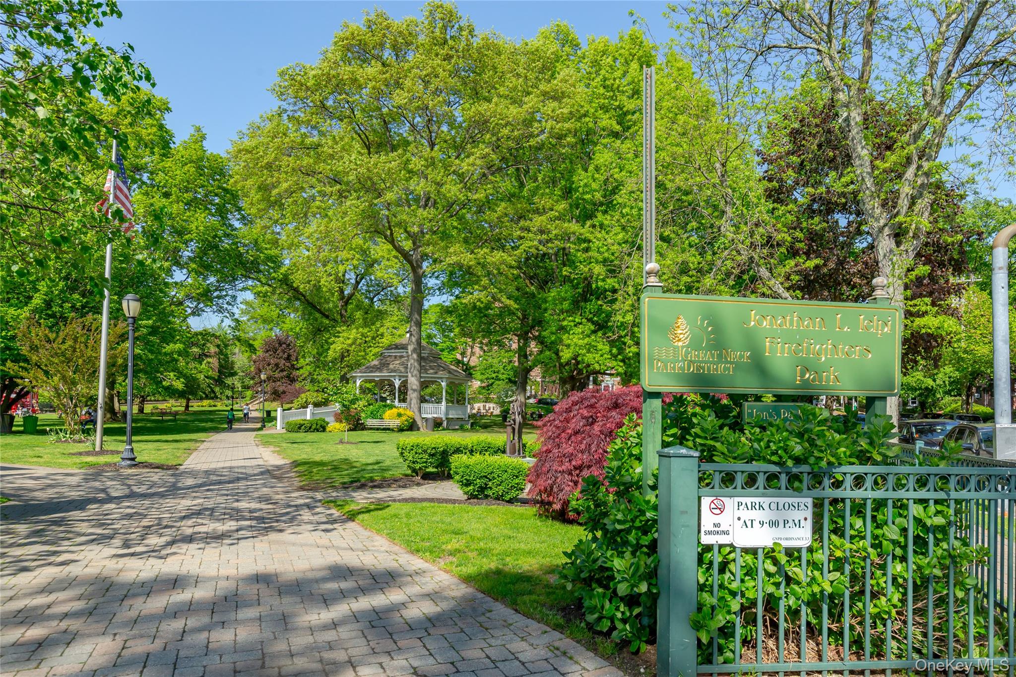 25 Park Place, Unit 2G Great Neck, NY 11021 - Photo 18 of 20 a view of a garden