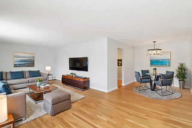 $170,000 | 8872 Jody Lane, Unit 2E, Des Plaines, IL 60016