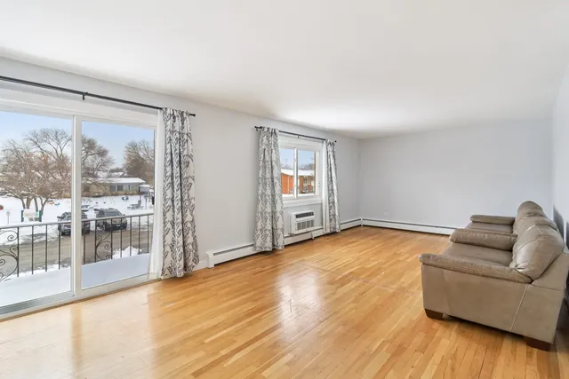 $170,000 | 8872 Jody Lane, Unit 2E, Des Plaines, IL 60016