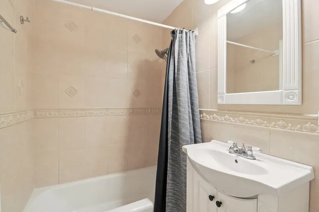 $170,000 | 8872 Jody Lane, Unit 2E, Des Plaines, IL 60016