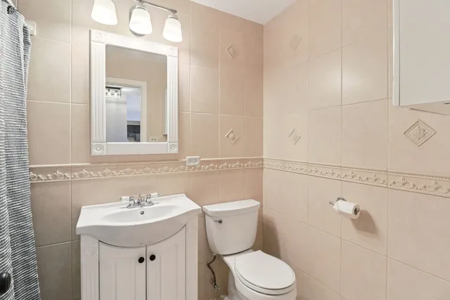 $170,000 | 8872 Jody Lane, Unit 2E, Des Plaines, IL 60016