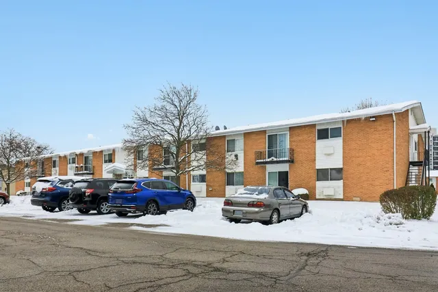 $170,000 | 8872 Jody Lane, Unit 2E, Des Plaines, IL 60016