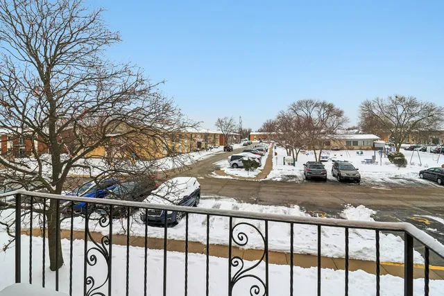 $170,000 | 8872 Jody Lane, Unit 2E, Des Plaines, IL 60016