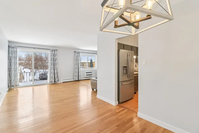 $170,000 | 8872 Jody Lane, Unit 2E, Des Plaines, IL 60016