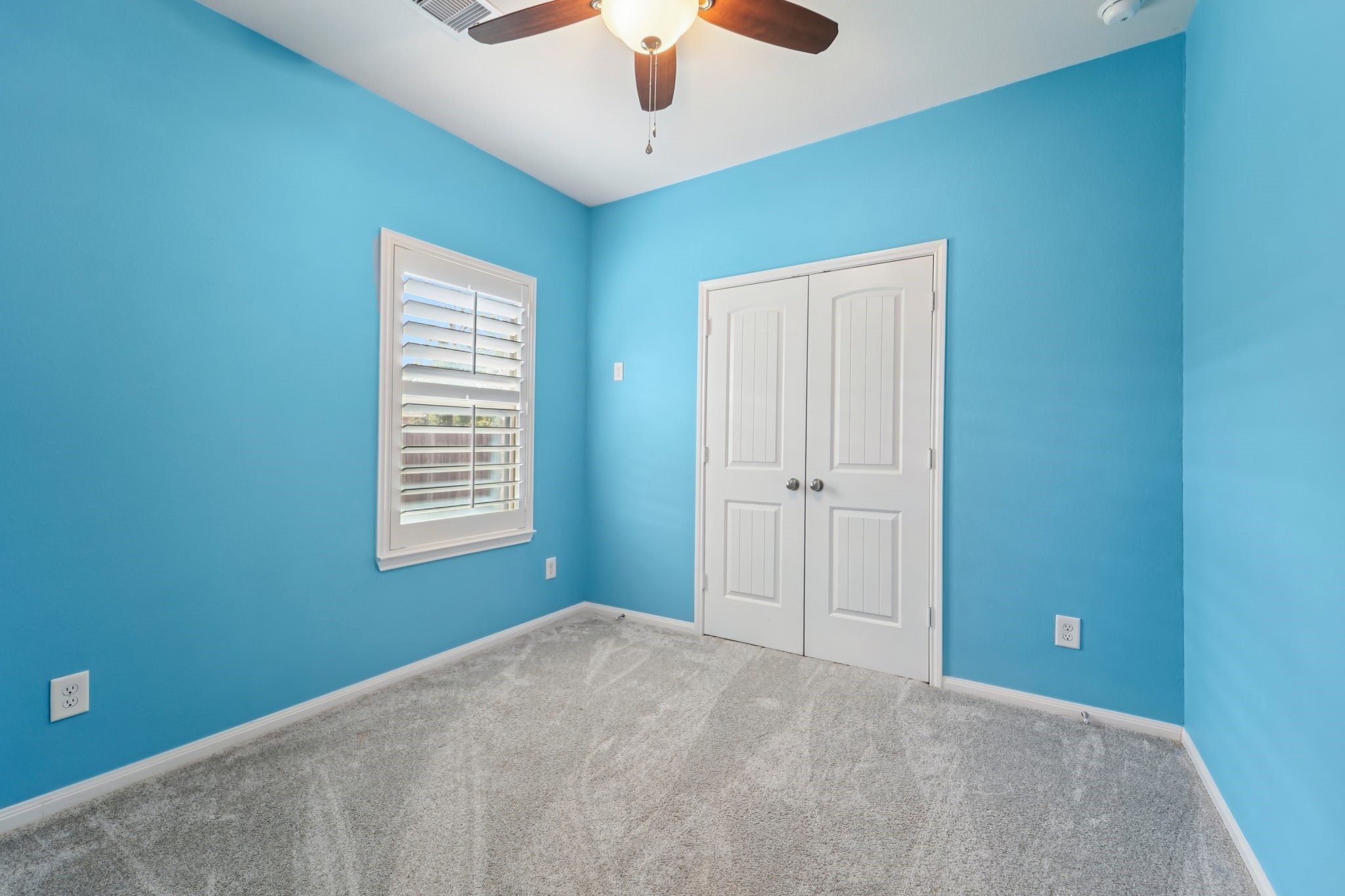 4542 Coues Deer Lane Conroe, TX 77303 - Photo 22 of 50 Cozy bedroom with plush carpet and double-door closet.