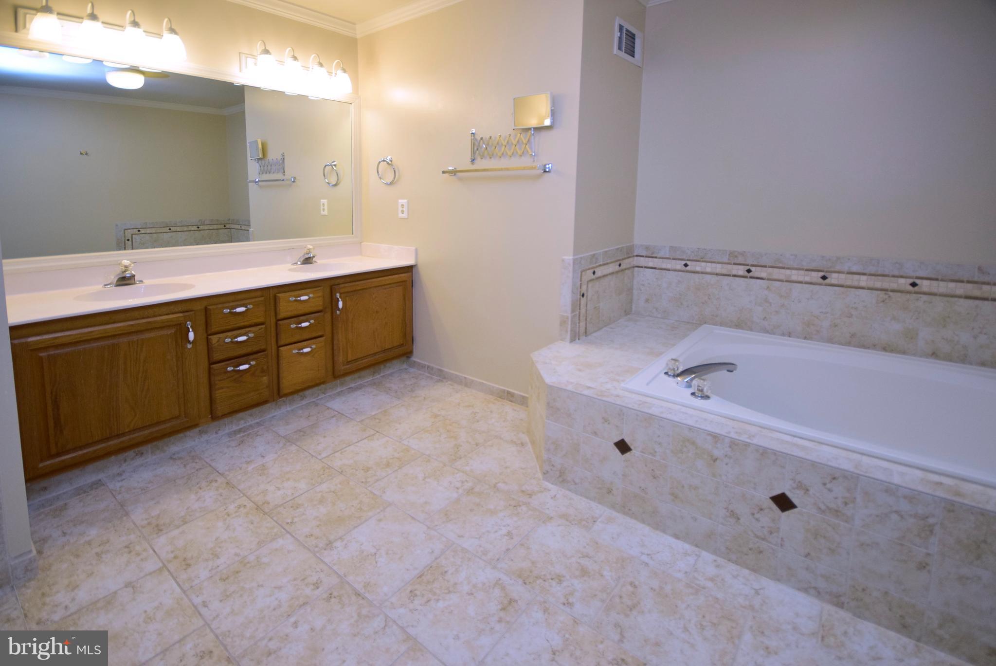 9 Charleston Court Stafford, VA 22554 - Photo 14 of 30 a bathroom with a tub sink and mirror