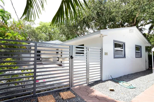 a view of a house with a backyard