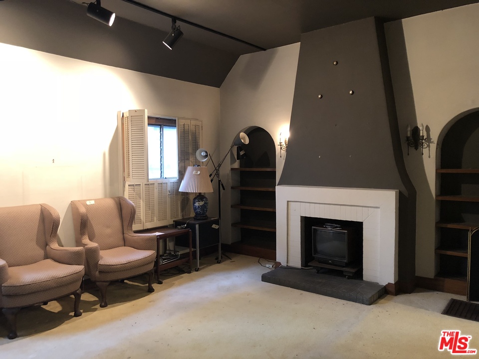 6511 Maryland Drive Los Angeles, CA 90048 - Photo 2 of 7