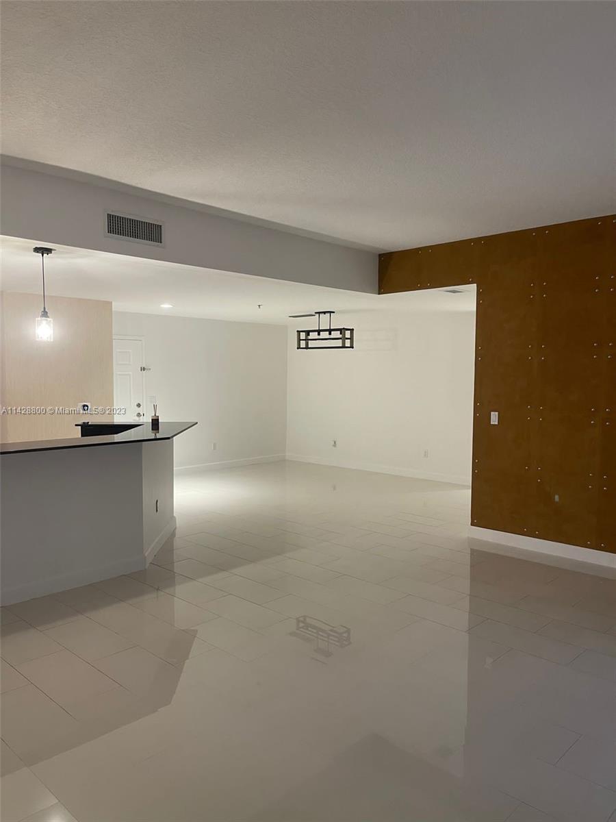 Se Colonnade at Dadeland Condominiums Miami, FL 33143 - Photo 12 of 32 a view of an empty room