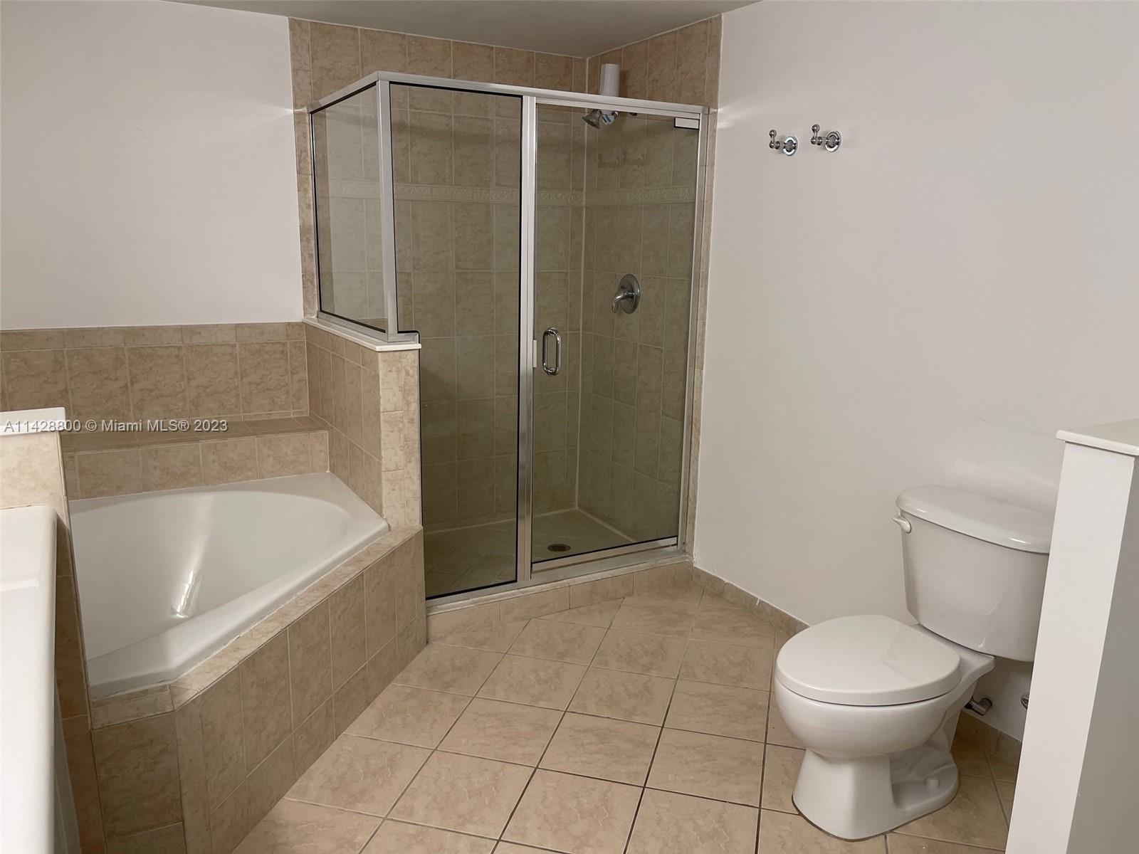 Se Colonnade at Dadeland Condominiums Miami, FL 33143 - Photo 18 of 32 a bathroom with a toilet and a shower
