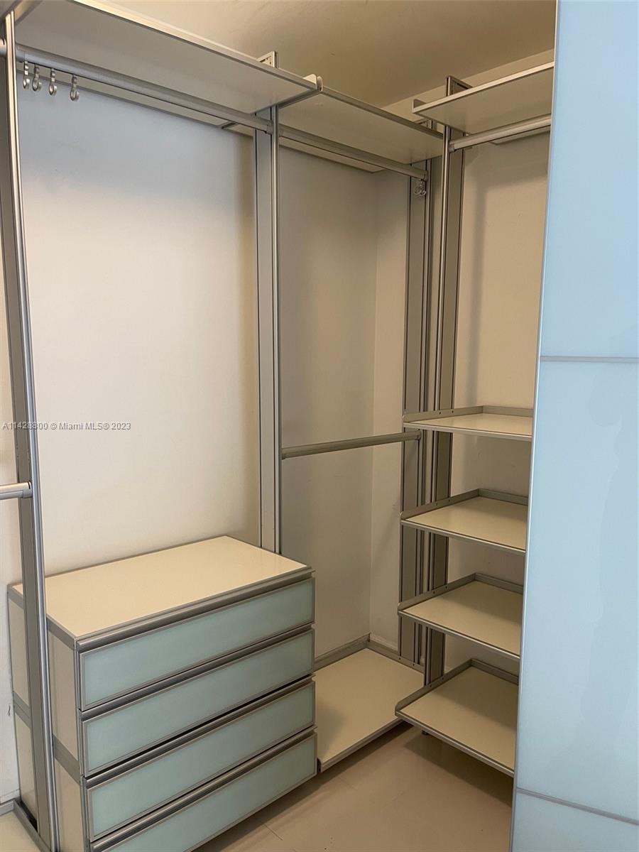 Se Colonnade at Dadeland Condominiums Miami, FL 33143 - Photo 19 of 32 a bathroom with a bathtub