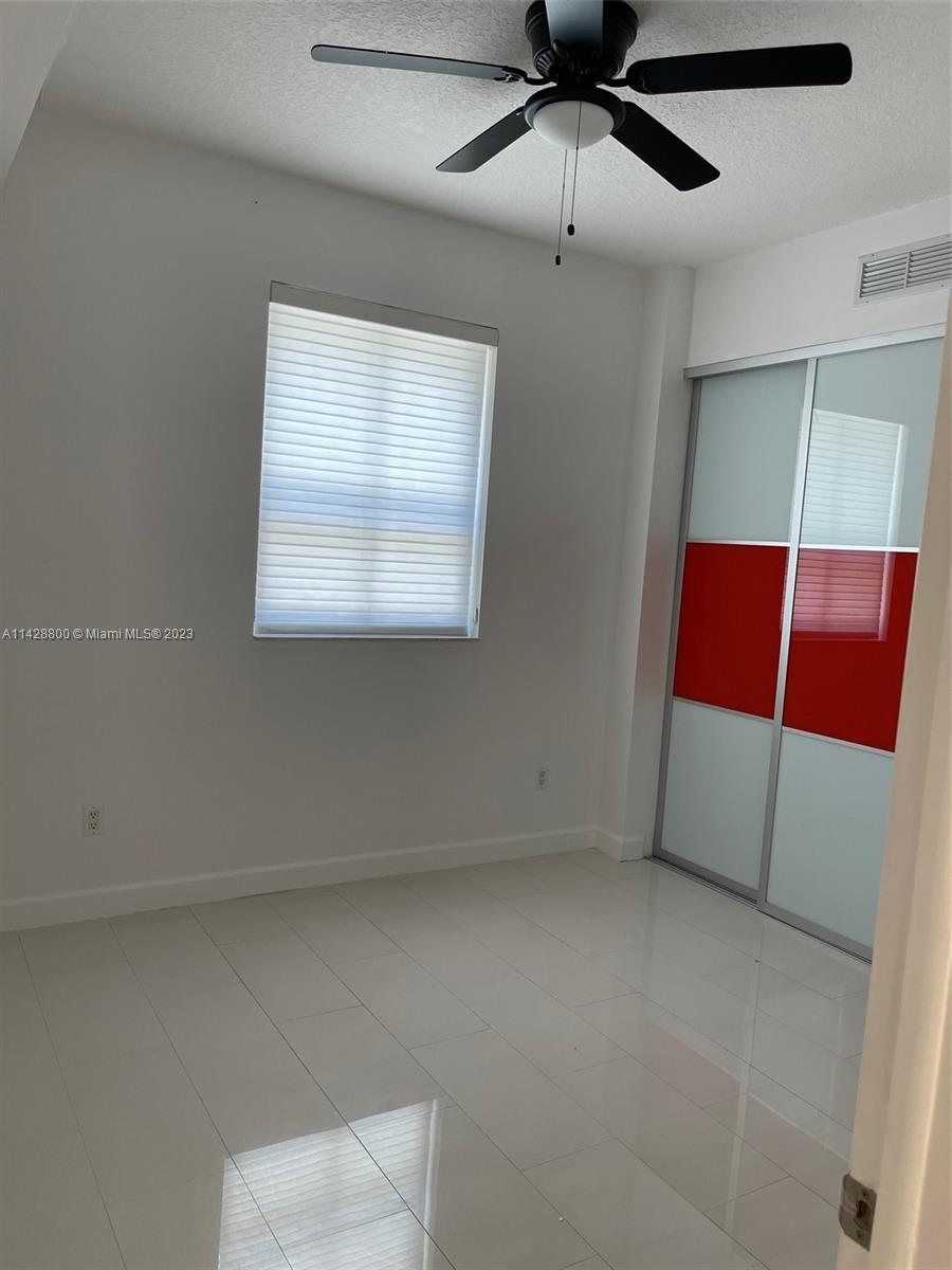 Se Colonnade at Dadeland Condominiums Miami, FL 33143 - Photo 21 of 32 en empty room with ceiling fan and window