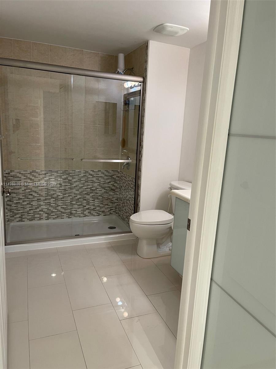 Se Colonnade at Dadeland Condominiums Miami, FL 33143 - Photo 23 of 32 a bathroom with a shower and a toilet
