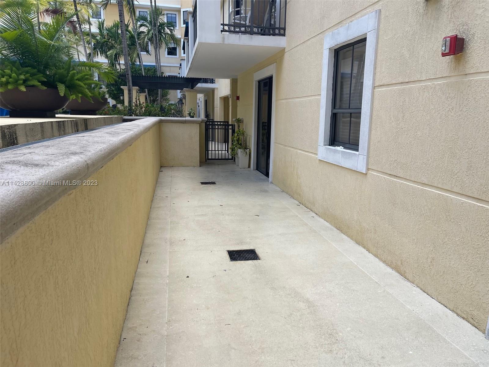 Se Colonnade at Dadeland Condominiums Miami, FL 33143 - Photo 25 of 32 a view of a living room with a large window
