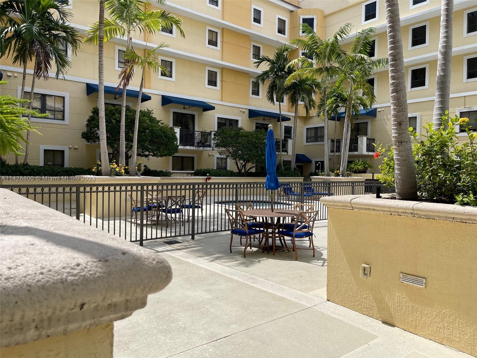 Se Colonnade at Dadeland Condominiums Miami, FL 33143 - Photo 28 of 32 front view of a building with a bench