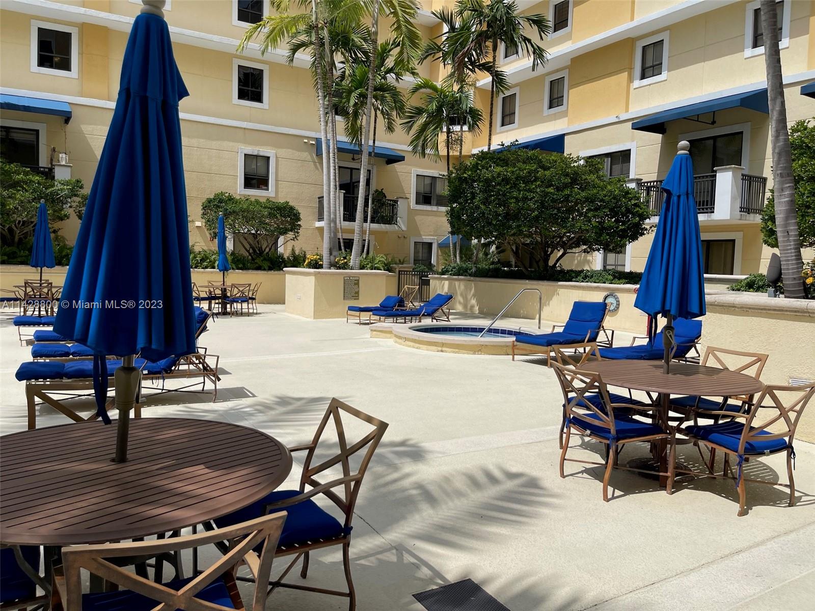 Se Colonnade at Dadeland Condominiums Miami, FL 33143 - Photo 29 of 32 a view of backyard with outdoor seating