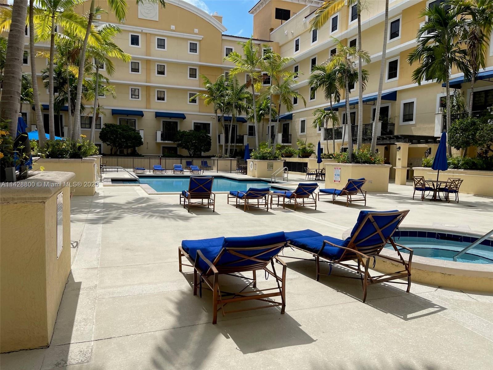 Se Colonnade at Dadeland Condominiums Miami, FL 33143 - Photo 30 of 32 a living room with patio furniture and a potted plant