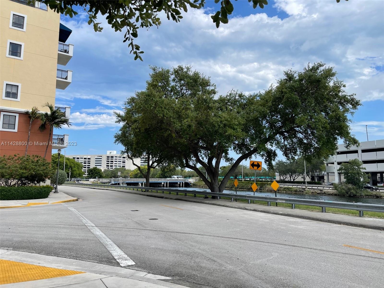 Se Colonnade at Dadeland Condominiums Miami, FL 33143 - Photo 3 of 32 a view of street with houses