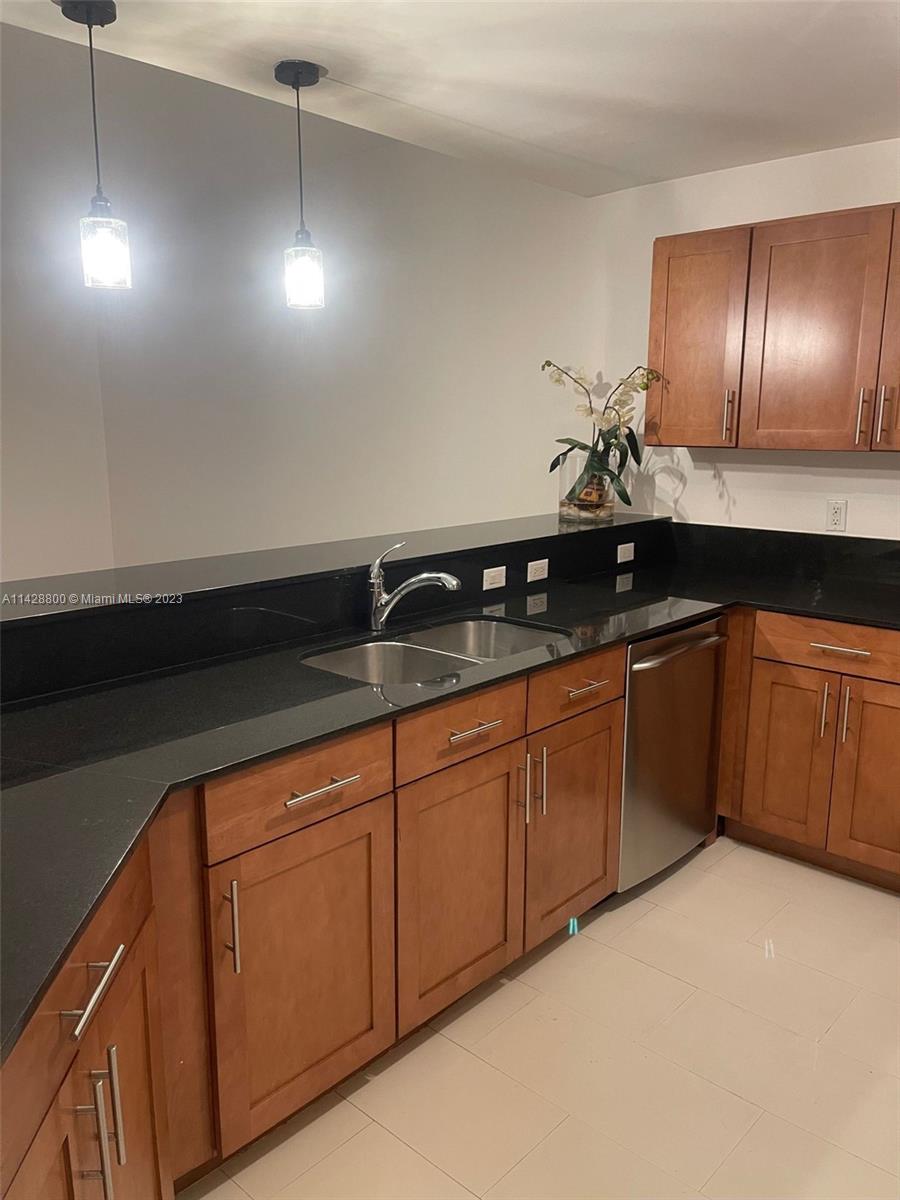 Se Colonnade at Dadeland Condominiums Miami, FL 33143 - Photo 9 of 32 a kitchen with sink and cabinets