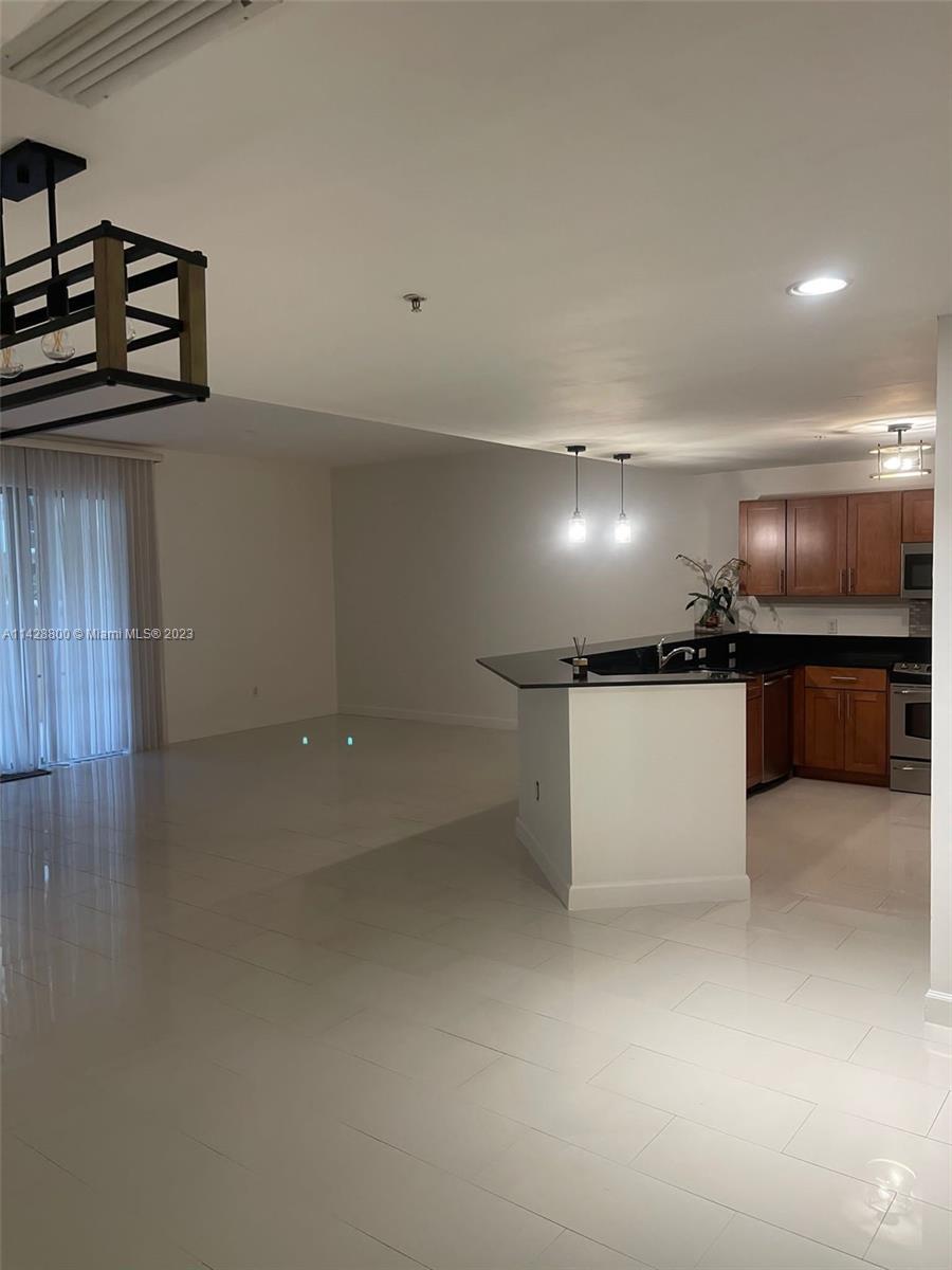 Se Colonnade at Dadeland Condominiums Miami, FL 33143 - Photo 10 of 32 a view of a room with an oven