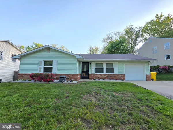 a view of a house with backyard and garden